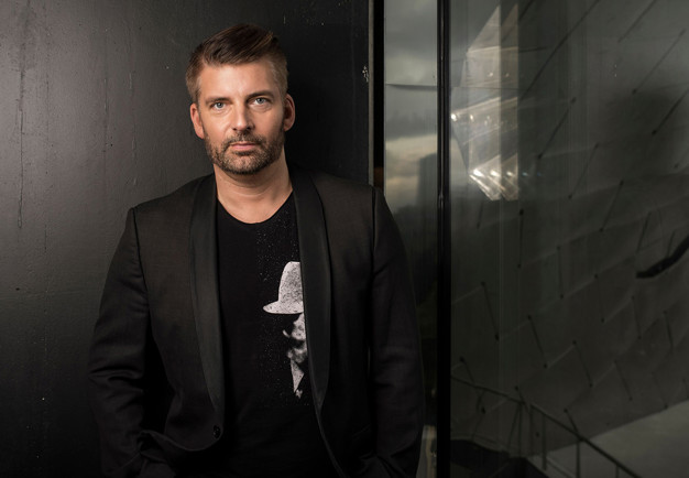 Närbild på man. Fotografi.