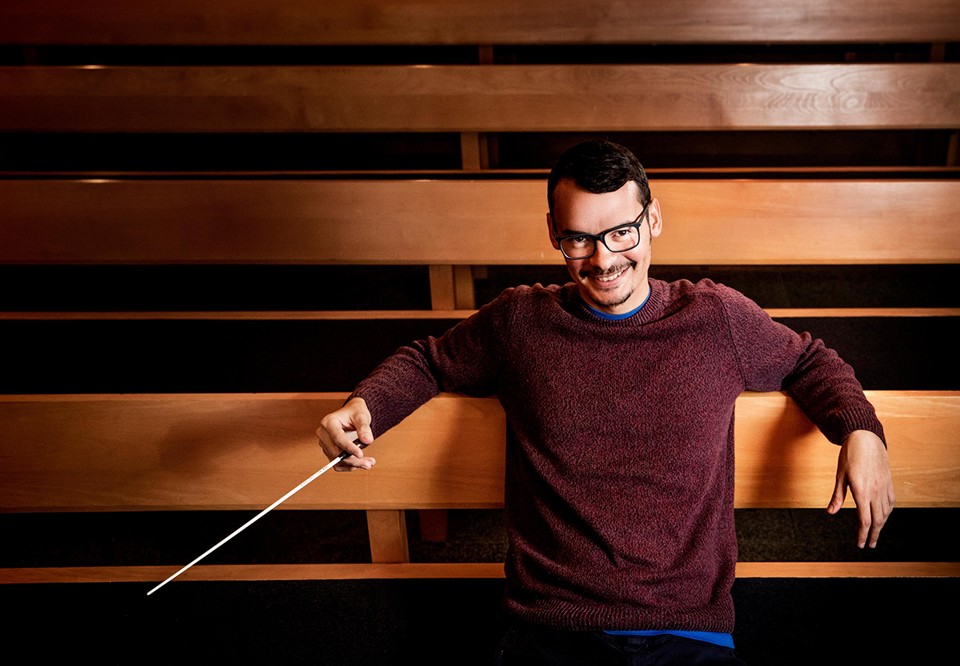 Man med dirigentpinne. Fotografi.