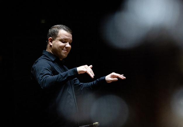 Man som dirigerar. Fotografi.