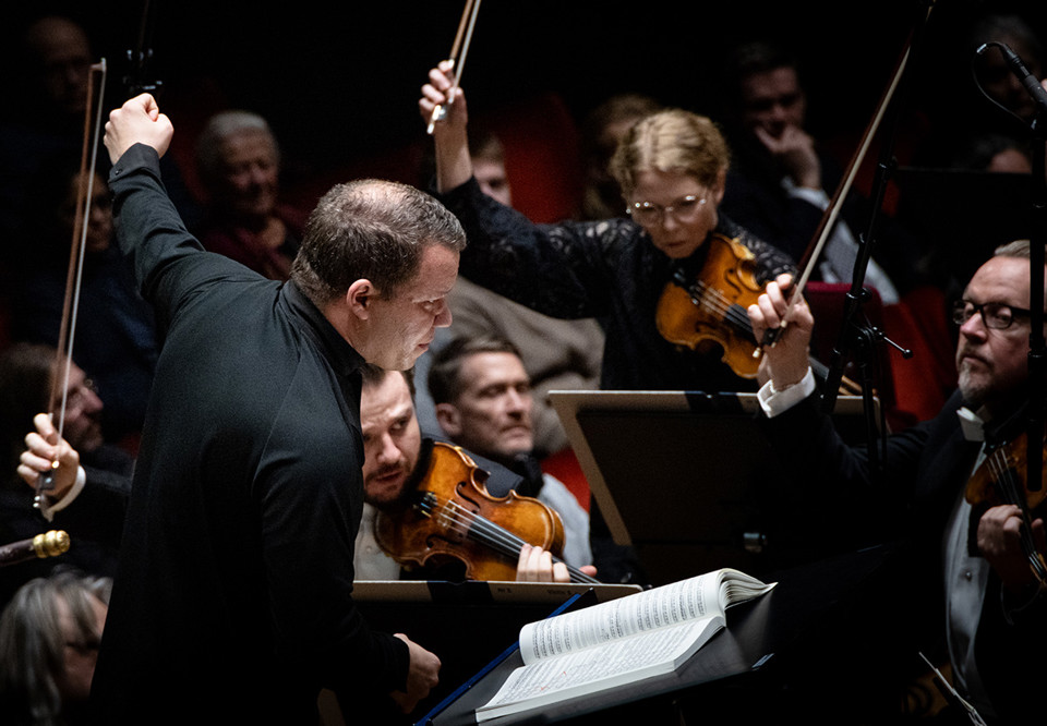 Man who conducts. Photo.