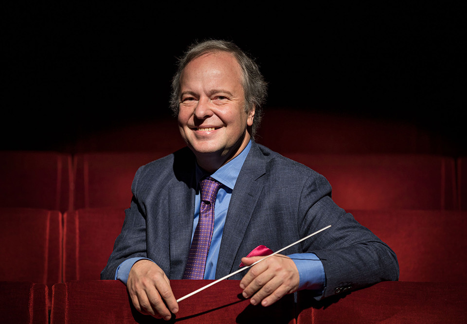 Man som ler. Fotografi.