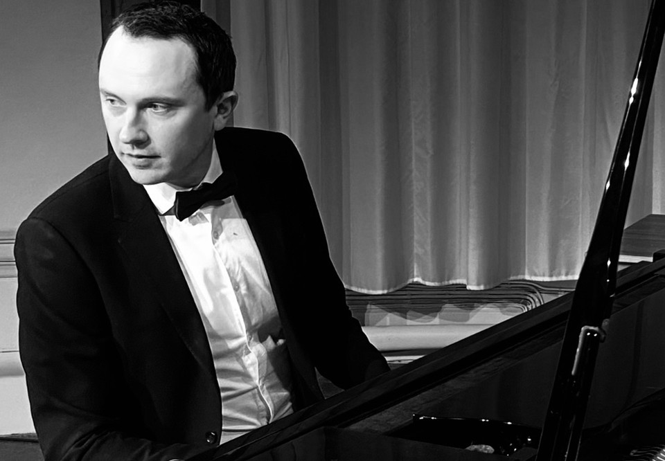 Man vid piano. Fotografi.