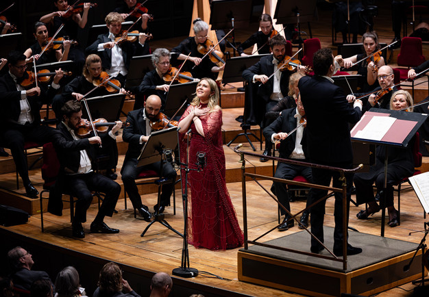 Kvinna som ler. Fotografi.