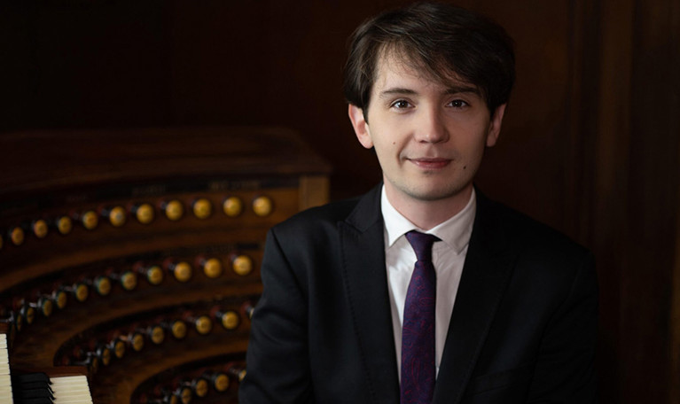 Man vid orgel Fotografi