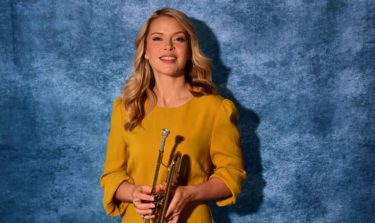 Kvinna med trumpet. Fotografi.