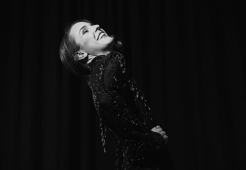 Kvinna med vit klänning. Fotografi.