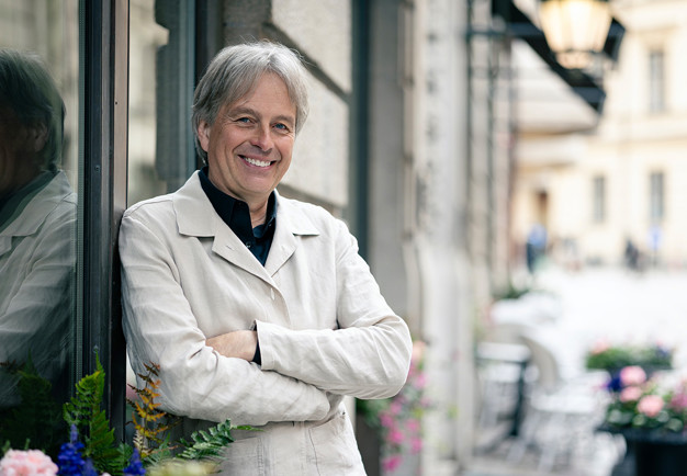 Man som spelar saxofon. Fotografi.