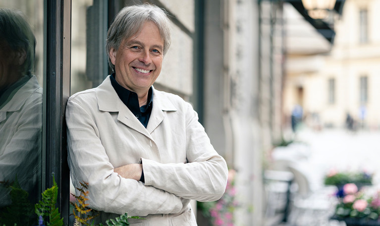 Man som spelar saxofon. Fotografi.