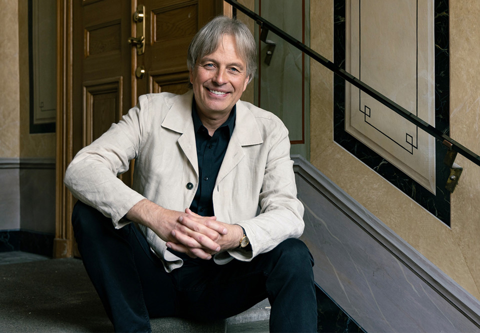 Man som ler. Fotografi.