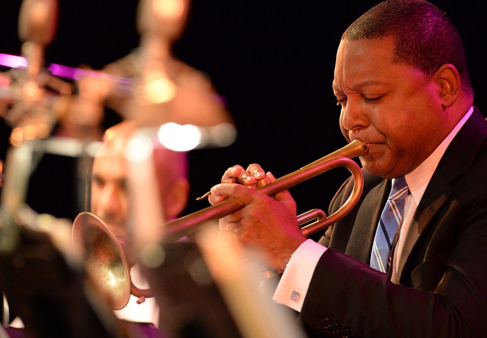 Man som spelar trumpet. Fotografi.