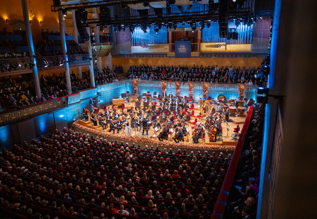 Kvinna som spelar violin. 