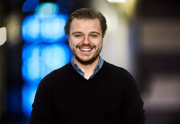 Man som ler. Fotogorafi.