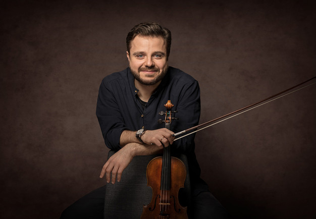 Man som ler. Fotografi.