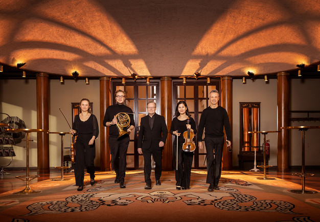 Musiker med instrument. Fotografi.