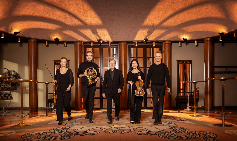 Musiker med instrument. Fotografi.