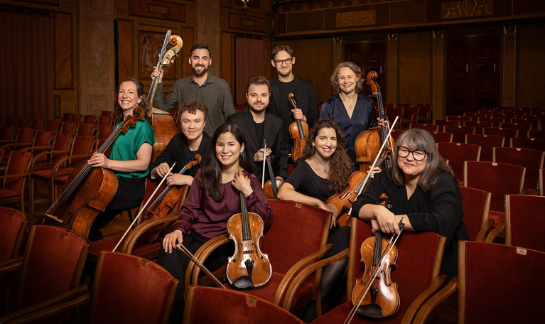 Cellister på rad. Fotografi.