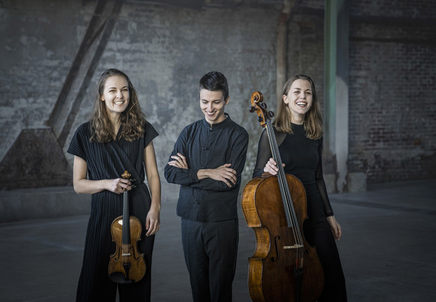 Tre glada musiker. Fotografi.