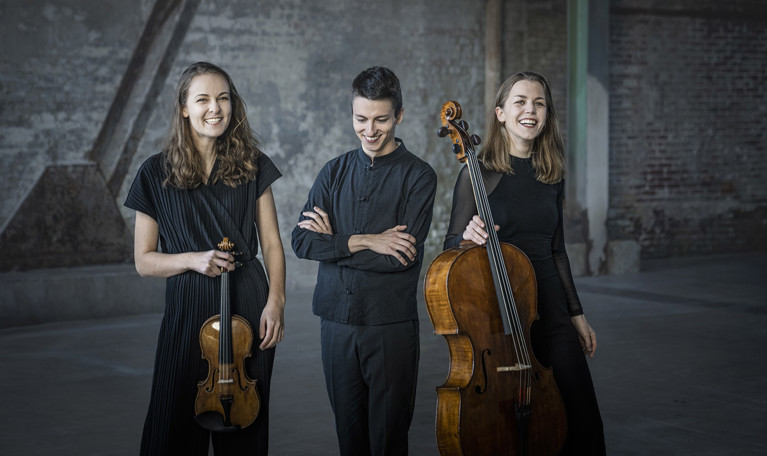 Tre glada musiker. Fotografi.