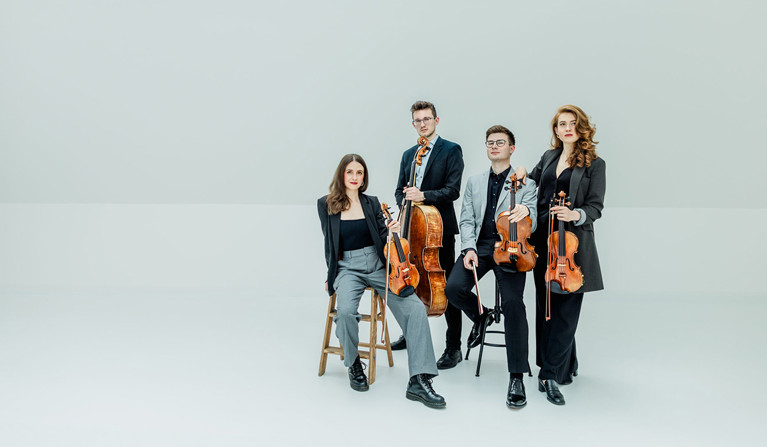 Fyra unga musiker. Fotografi.