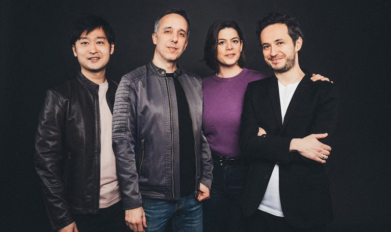 Fyra personer på rad. Fotografi.