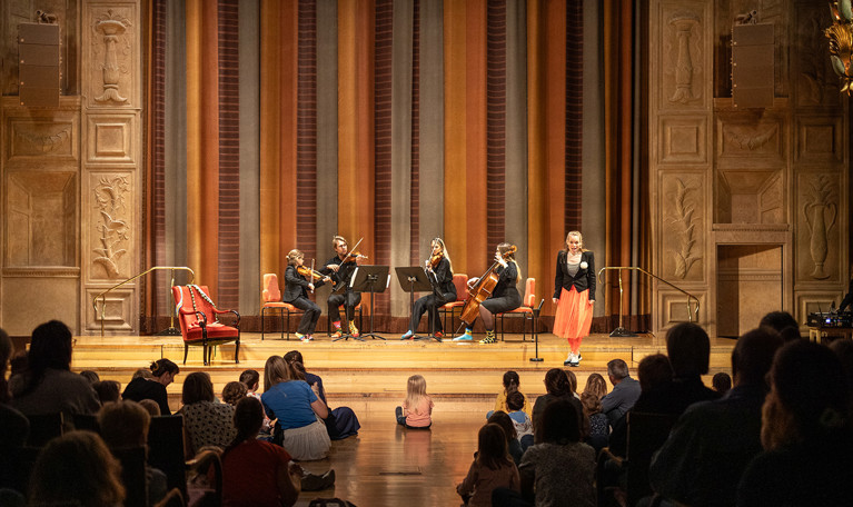 Barn som tittar på föreställning. Fotografi.