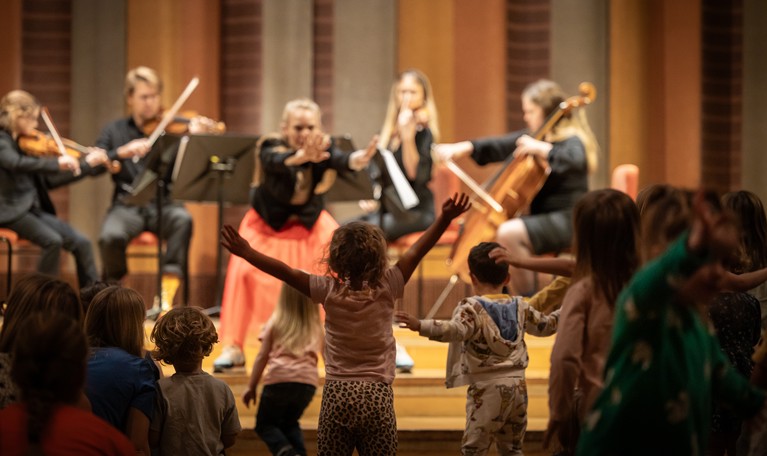 Kids dancing. Photo.
