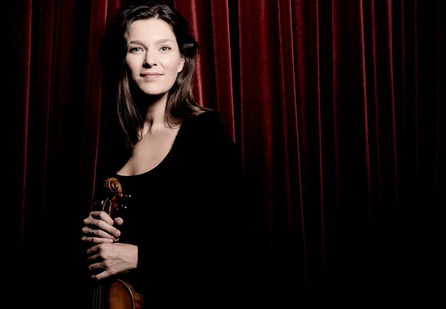 Kvinna som håller i en fiol. Fotografi