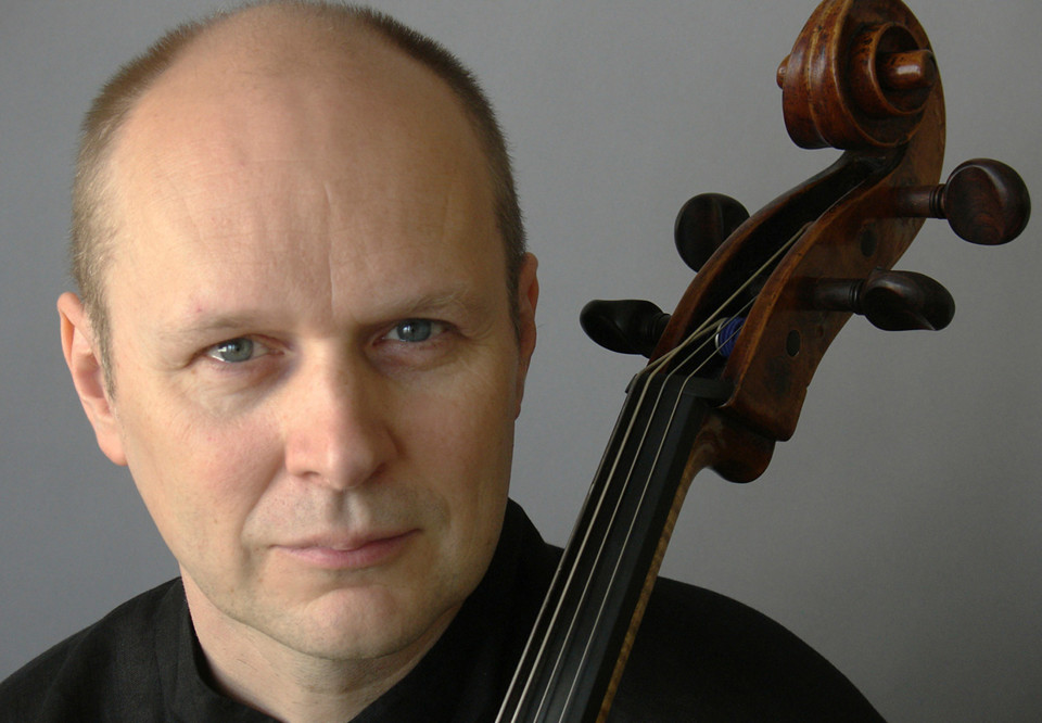 Man med cello. Fotorgrafi.