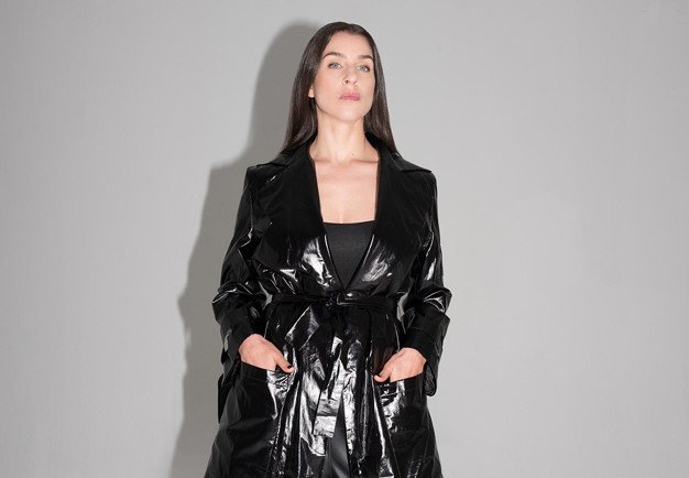 Närbild på kvinna med svarta kläder. Fotografi.