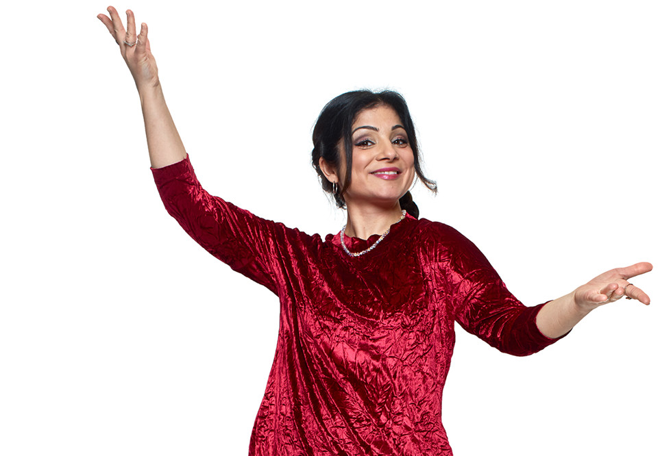 Glad kvinna i röd klänning. Fotografi.