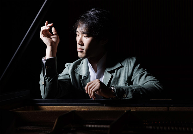 Man vid piano. Fotografi.