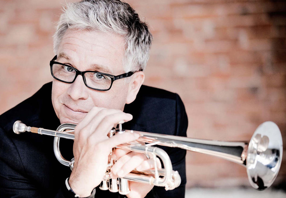 Närbild på man med trumpet. Fotografi.