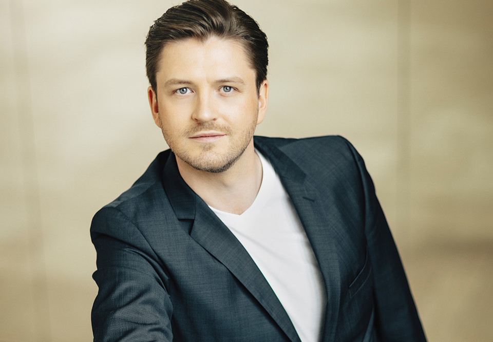 Närbild på ung man. Fotografi.