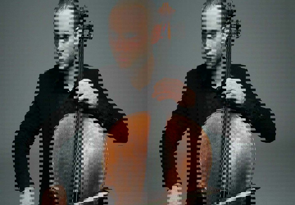 Man som spelar cello. Fotografi.