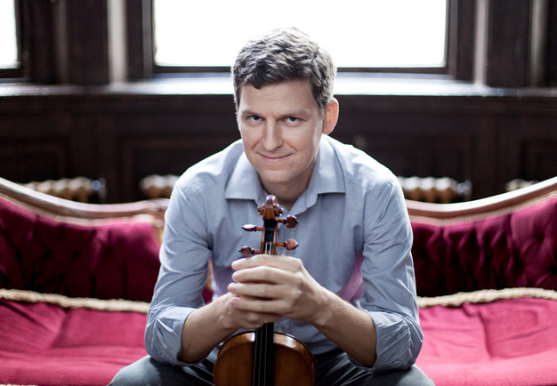 Man med violin. Fotografi.