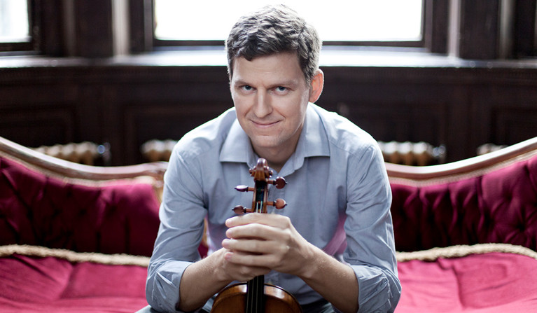 Man med violin. Fotografi.