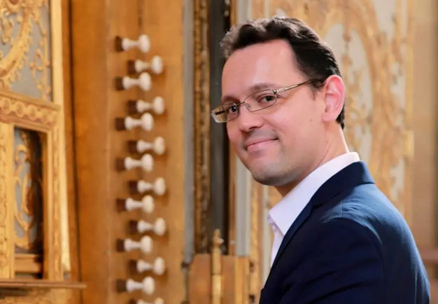 Man vid orgel. Fotografi.