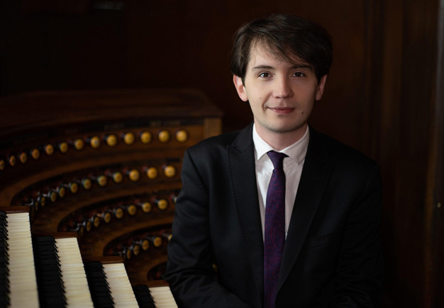 Man vid orgel Fotografi