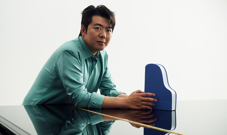 Man mot grön bakgrund. Fotografi.