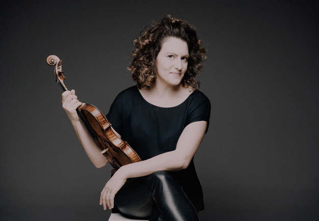 Kvinna med fiol. Fotografi.