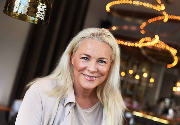 Närbild på kvinna som ler. Fotografi.