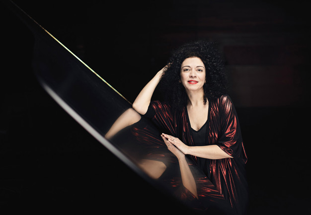 Kvinna vid piano. Fotografi.