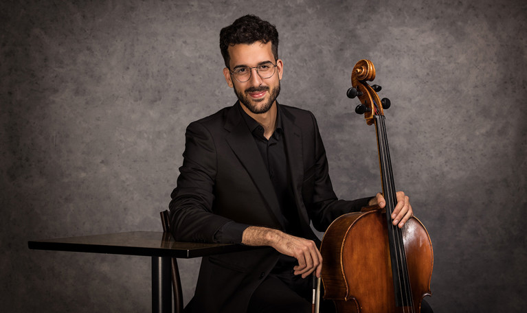 Picture of a smiling woman. Photo.