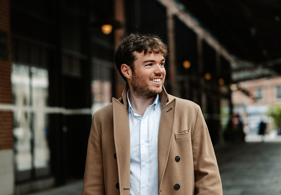 Ung man som ler. Fotografi.