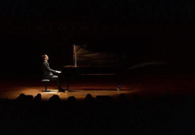 Man vid piano. Fotografi.