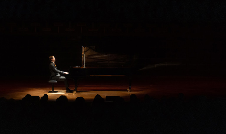 Man vid piano. Fotografi.