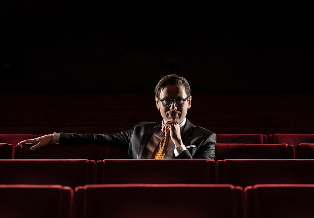 Man som spelar piano. Fotografi.