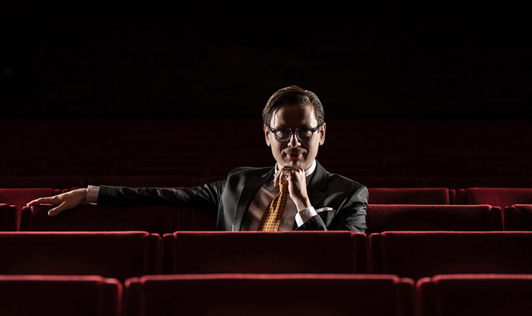 Man som spelar piano. Fotografi.