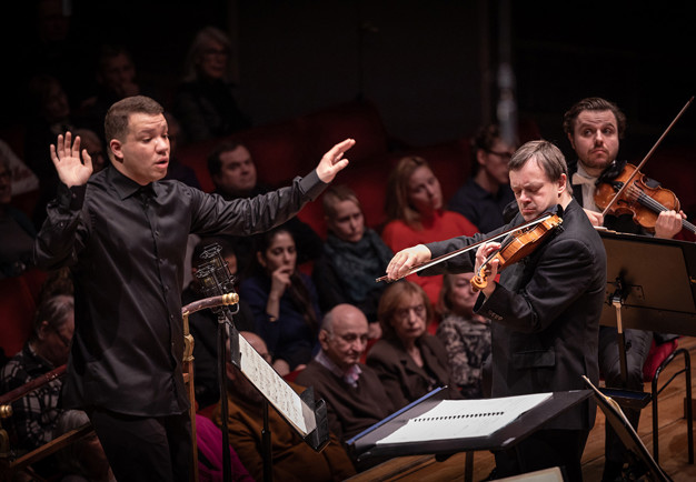 Man som spelar violin. Fotografi.